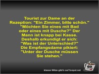 Tourist zur Dame an der Rezeption