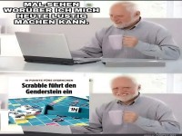 Lustiger Opa am Computer mit Scrabble-Witz