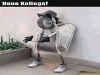 Lustiger Metallroboter im Garten