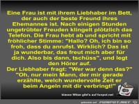 Eine Frau ist mit ihrem Liebhaber im Bett