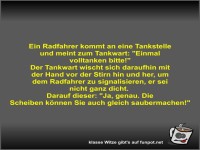 Ein Radfahrer kommt an eine Tankstelle und meint zum...