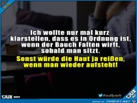 es ist in Ordnung wenn der Bauch in sitzen Falten wirft