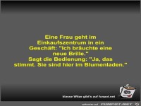 Eine Frau geht im Einkaufszentrum in ein Geschäft