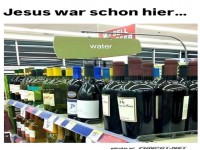 Weinregal unter Wasserschild