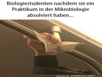 Biologiestudenten nach Mikrobiologie-Praktikum