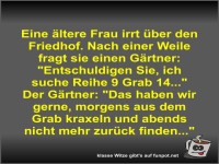 Eine �ltere Frau irrt �ber den Friedhof