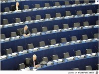 wenige Abgeordnete im Parlament