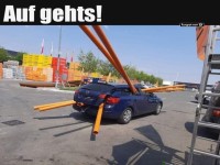 Kreative Transportl�sung mit Auto und Rohren