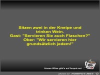 Sitzen zwei in der Kneipe und trinken Wein