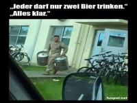 Mann trgt zwei Bierfsser als Gag