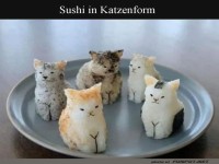 Kreatives Sushi in Katzenform auf einem Teller