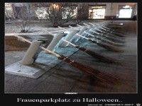Frauenparkplatz an Halloween