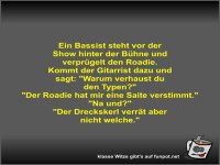 Ein Bassist steht vor der Show hinter der Bhne und...