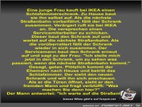 Eine junge Frau kauft bei IKEA einen Schlafzimmerschrank