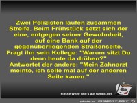 Zwei Polizisten laufen zusammen Streife