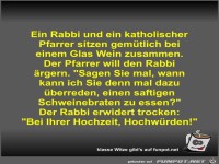 Ein Rabbi und ein katholischer Pfarrer sitzen gem�tlich bei