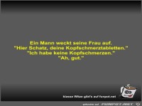 Ein Mann weckt seine Frau auf