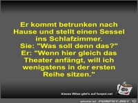 Er kommt betrunken nach Hause und stellt einen Sessel ins...