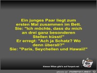 Ein junges Paar liegt zum ersten Mal zusammen im Bett