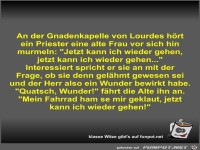 An der Gnadenkapelle von Lourdes h�rt ein Priester eine...