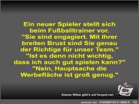 Ein neuer Spieler stellt sich beim Fu�balltrainer vor