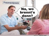 Arzt fragt Patientin nach Beschwerden