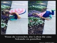 Kleines M�dchen genie�t Blumen aus der N�he