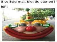 Lustiger Clown sieht benebelt aus