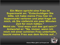 Ein Mann spricht eine Frau im Supermarkt an