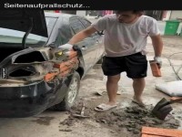 Kreativer Seitenaufprallschutz am Auto