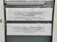 Zwei Sprachen, eine Botschaft: Ruhe!