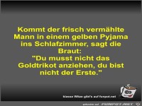 Kommt der frisch verm�hlte Mann in einem gelben Pyjama ins