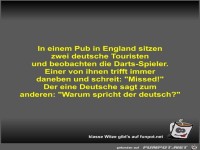In einem Pub in England sitzen zwei deutsche Touristen und