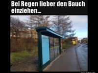 Schmaler Unterstand an regnerischem Tag