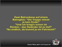 Zwei Betrunkene auf einem Bahngleis