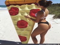 Ein St�ck Pizza am Strand