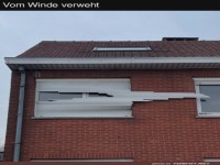Besch�digter Rollladen durch starken Wind