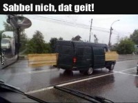 Kreativer Transport auf nasser Strae