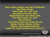 Zwei Opas sitzen auf der Parkbank