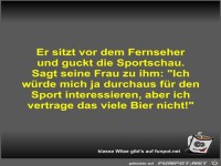 Er sitzt vor dem Fernseher und guckt die Sportschau