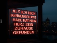 Liebesleuchten: Herzfunde im Neonlicht