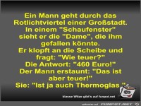 Ein Mann geht durch das Rotlichtviertel einer Gro�stadt