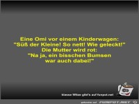 Eine Omi vor einem Kinderwagen
