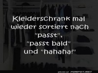 Kleiderschrank humorvoll sortiert