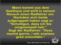 Mann kommt aus dem Gasthaus und wirft in seinem Rausch...