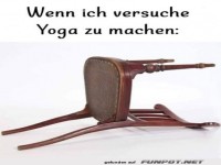Lustiges Yoga-Missgeschick: Stuhl als Metapher