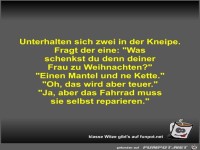 Unterhalten sich zwei in der Kneipe