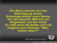 Ein Mann kommt von der Beerdigung seiner Schwiegermutter...