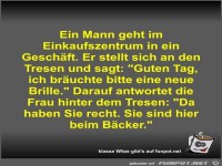 Ein Mann geht im Einkaufszentrum in ein Gesch�ft