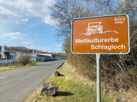 Humorvolles Straenschild in lndlicher Umgebung